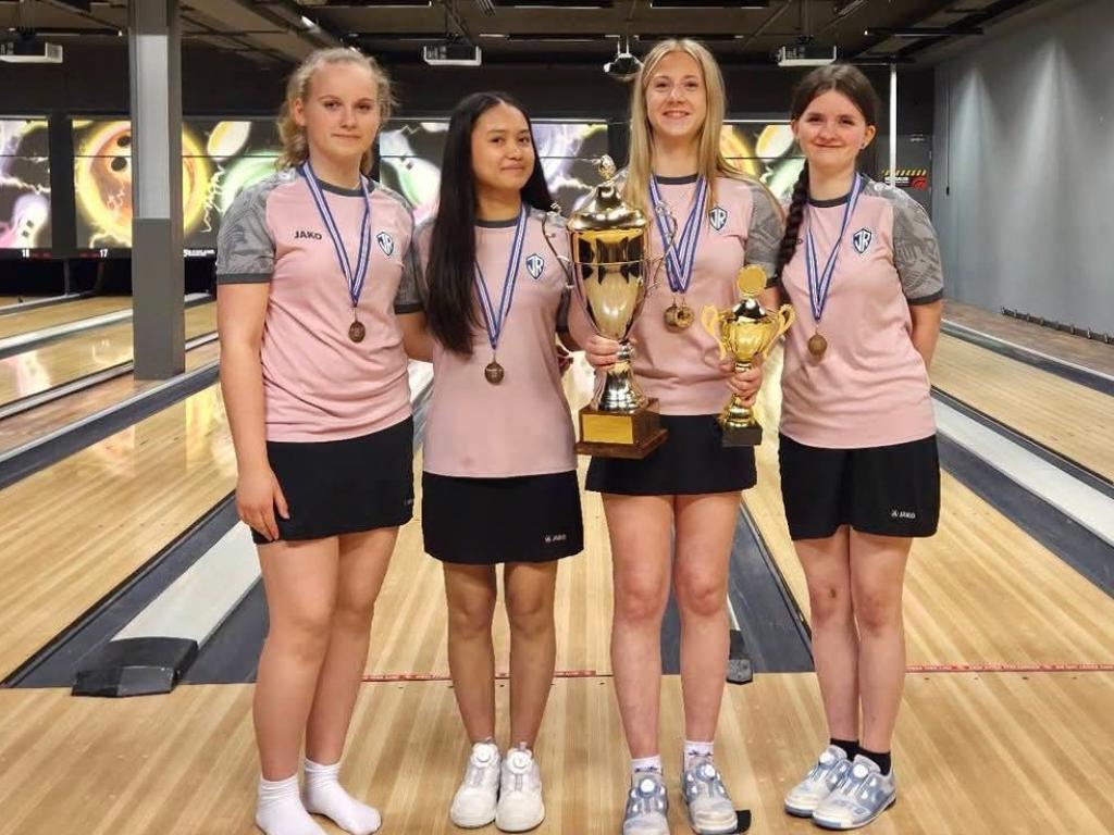 ÍR-Píurnar women's bowling team (featuring our own Dagbjört) wins the ...