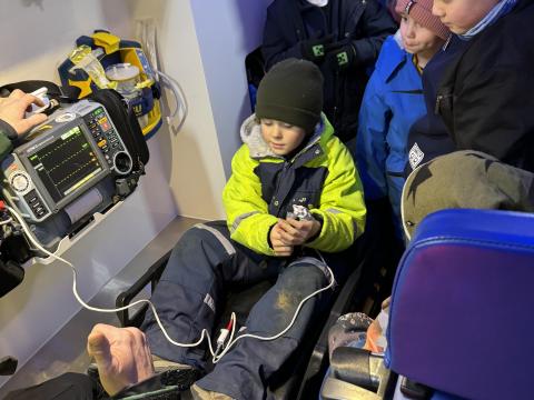 Nemendur í 3. bekk Klébergsskóla prófa tæki sjúkrabíls