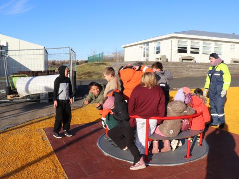 Skólalóð komin í lag og hringekja á sinn stað