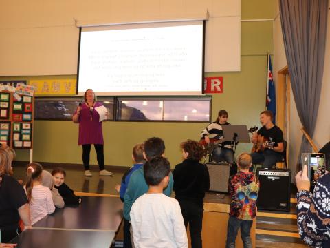 The adolescent level organized the auditorium program for Icelandic Language Day.