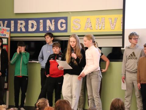 6th and 7th grade students at Klébergsskóli present European countries