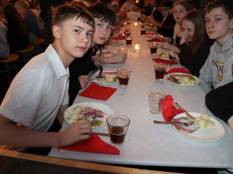 Nemendum þjónað til borðs.