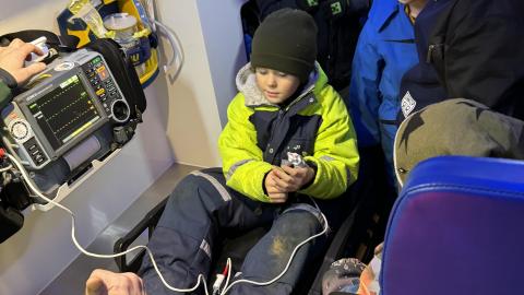 Nemendur í 3. bekk Klébergsskóla prófa tæki sjúkrabíls