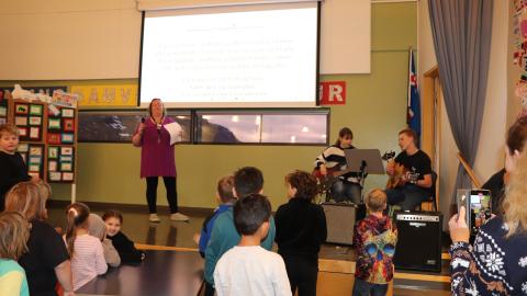 The adolescent level organized the auditorium program for Icelandic Language Day.