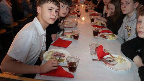 Nemendum þjónað til borðs.